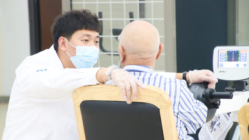 根据GB/T 35796养老机构服务质量基本规范，护理院床位的尺寸标准如下：