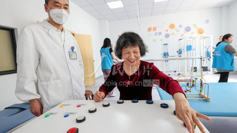 在选择养老公寓时，除了关注价格，还应注意以下几个方面：