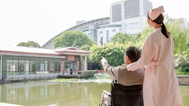 失能老人护理机构选择，先看懂这四种模式