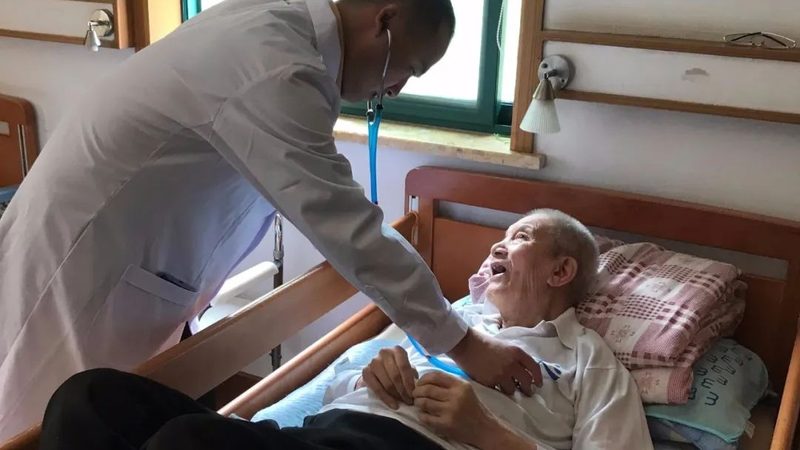 养老护理员床上洗头操作要点，保障失能老人舒适与安全**